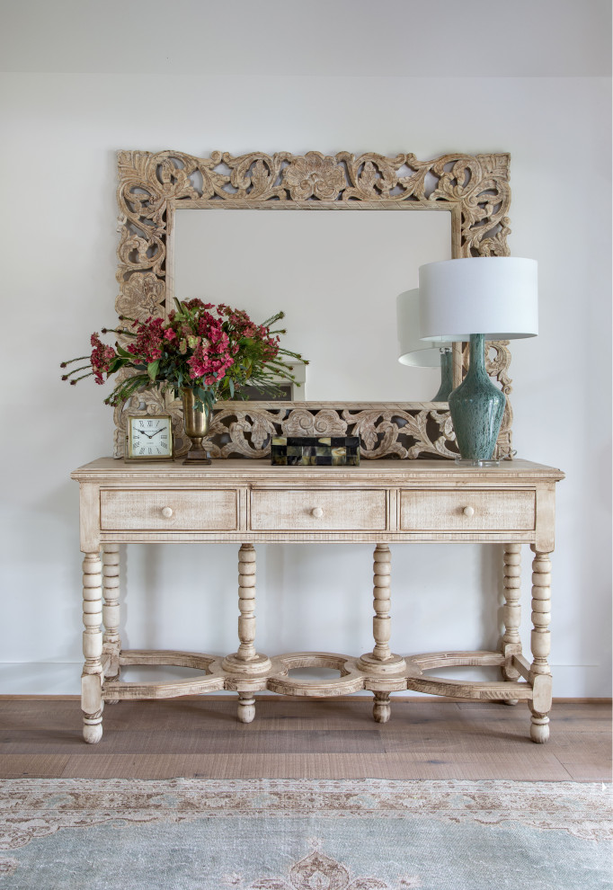 Example of a transitional entryway design in Houston