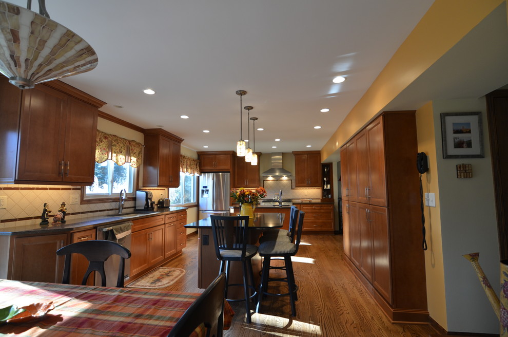 Kitchen - transitional kitchen idea in Chicago