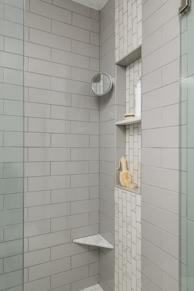 Пример оригинального дизайна: маленькая главная ванная комната в современном стиле с фасадами с утопленной филенкой, зелеными фасадами, душем в нише, раздельным унитазом, серой плиткой, керамической плиткой, белыми стенами, полом из керамогранита, врезной раковиной, мраморной столешницей, серым полом, разноцветной столешницей, тумбой под две раковины и напольной тумбой для на участке и в саду