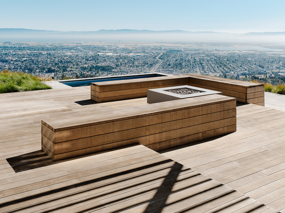 Example of a minimalist deck design in San Francisco with a fire pit