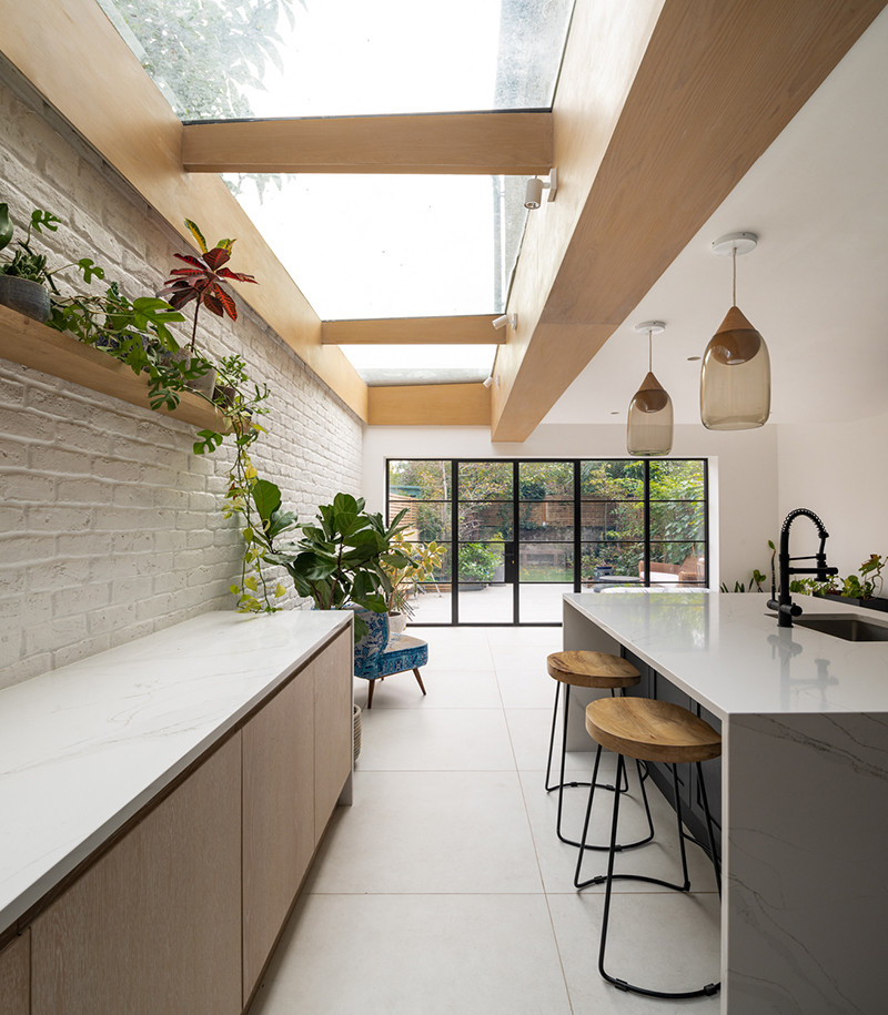 Пример оригинального дизайна: большая угловая кухня-гостиная в современном стиле с фасадами в стиле шейкер, зелеными фасадами и островом