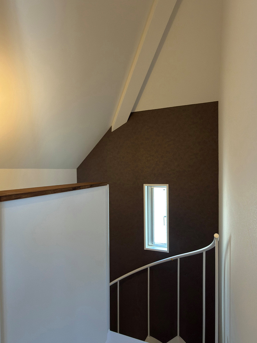 ３階（屋根裏）階段室を見返す