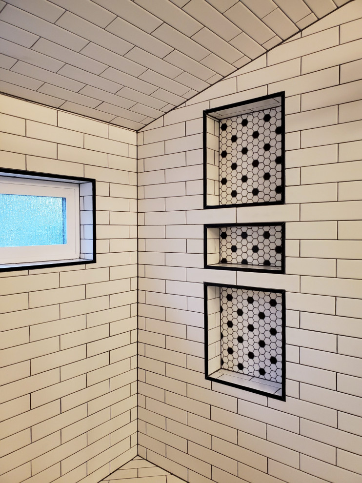 Свежая идея для дизайна: главная ванная комната среднего размера в классическом стиле с душем в нише, унитазом-моноблоком, белой плиткой, бежевыми стенами, полом из керамогранита, раковиной с пьедесталом, столешницей из дерева, черным полом, душем с раздвижными дверями, нишей и тумбой под две раковины - отличное фото интерьера