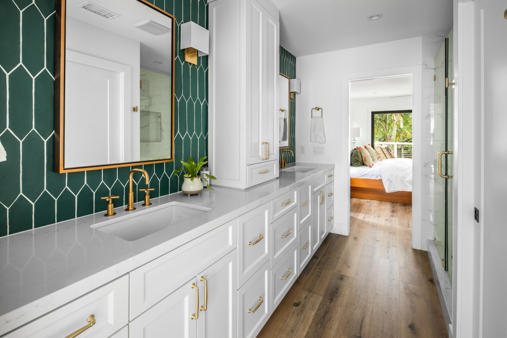 Пример оригинального дизайна: большая детская ванная комната в стиле кантри с фасадами в стиле шейкер, зелеными фасадами, душем без бортиков, унитазом-моноблоком, зеленой плиткой, мраморной плиткой, белыми стенами, полом из керамической плитки, врезной раковиной, столешницей из кварцита, бежевым полом, шторкой для ванной, белой столешницей, нишей, тумбой под две раковины и встроенной тумбой
