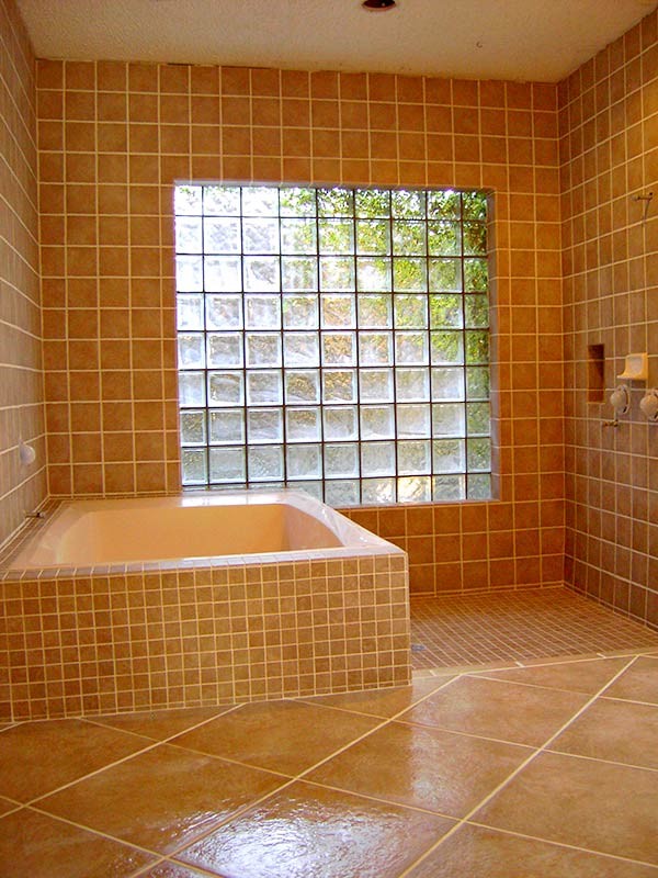 Inspiration for a transitional corner bathtub remodel in Austin with beige walls