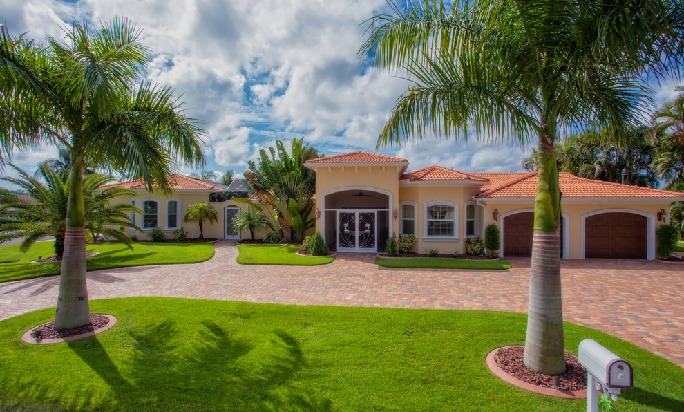 Design ideas for a transitional landscaping in Miami.
