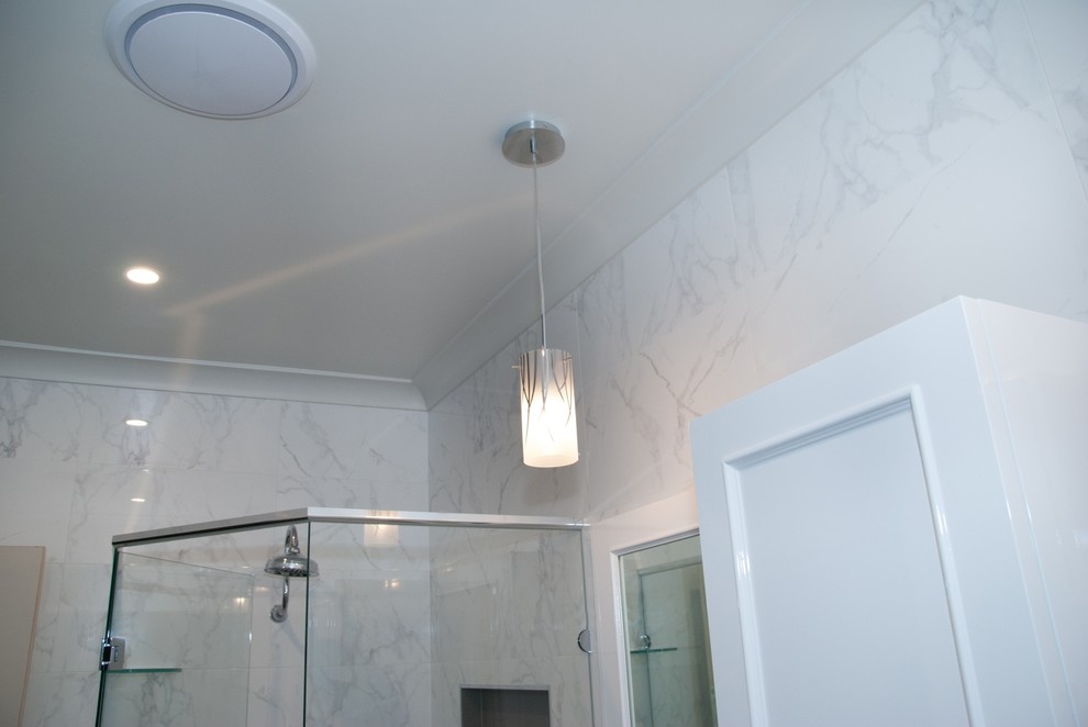 This is an example of a contemporary bathroom in Brisbane.