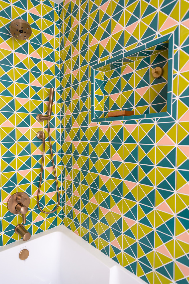 Свежая идея для дизайна: ванная комната среднего размера в стиле фьюжн с накладной ванной, разноцветной плиткой и керамической плиткой - отличное фото интерьера