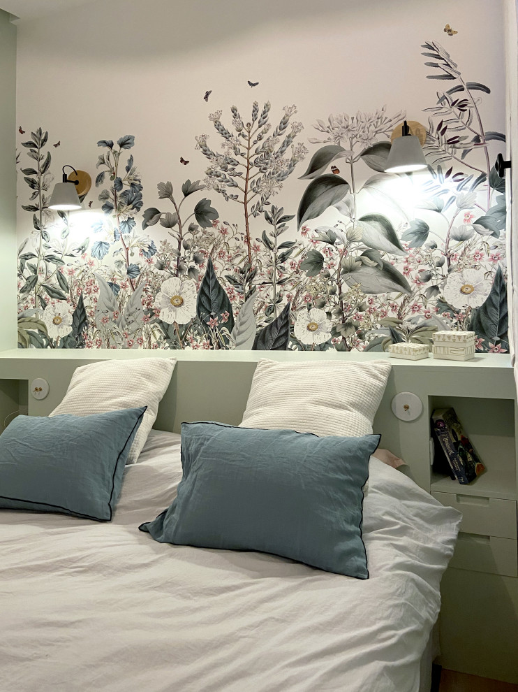 Esempio di una piccola camera da letto moderna con pareti verdi e parquet chiaro