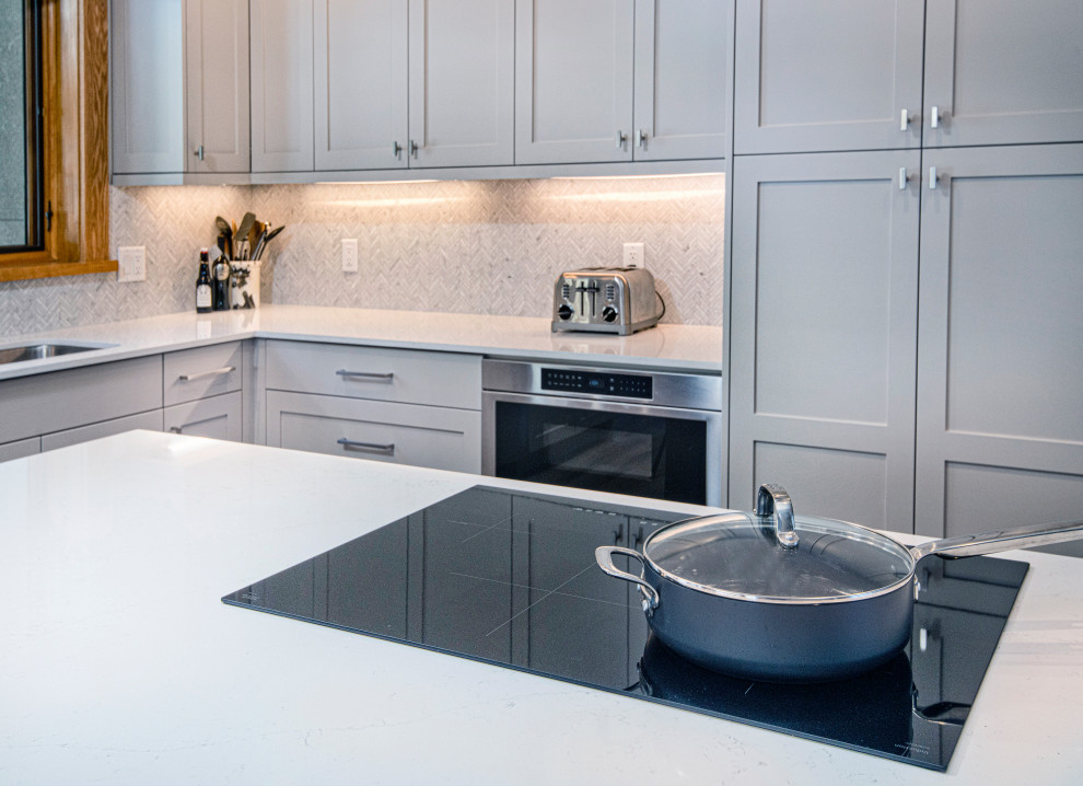 Kitchen - transitional kitchen idea in Denver