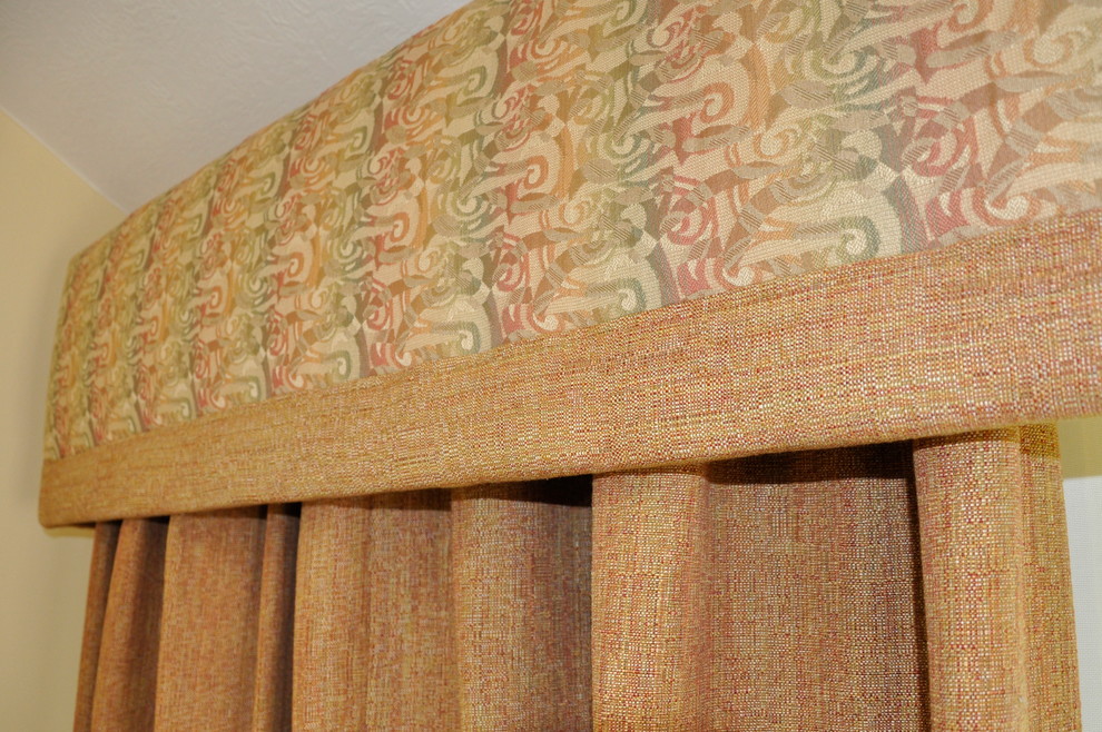 Inspiration for a mid-sized transitional home design remodel in Cincinnati