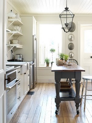Inspiration for a mid-sized country l-shaped eat-in kitchen in Other with a farmhouse sink, shaker cabinets, white cabinets, onyx benchtops, window splashback, stainless steel appliances, medium hardwood floors and with island.