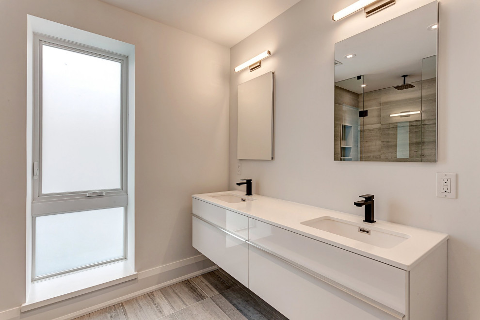 Design ideas for a contemporary bathroom in Toronto.