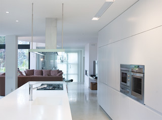 Cocina con isla madera y columnas blancas