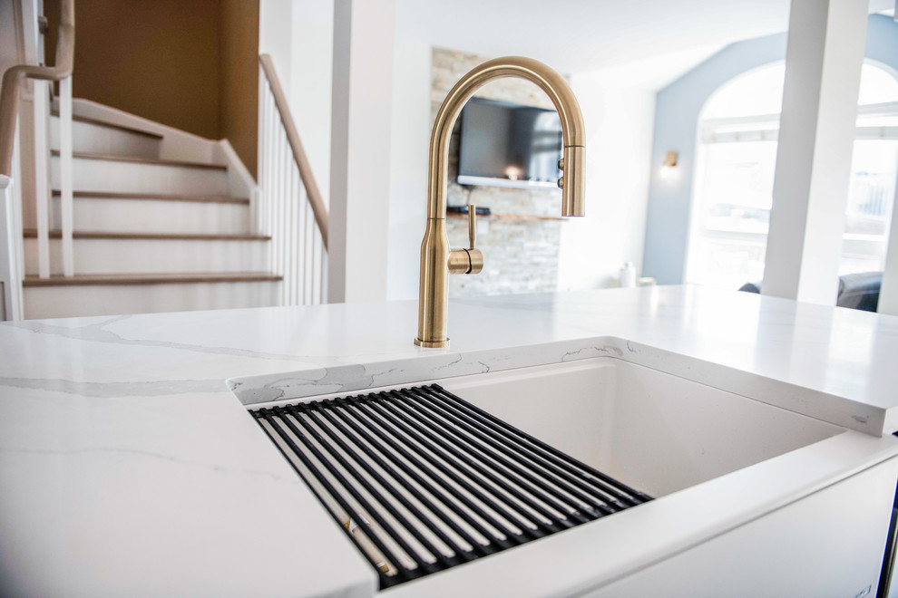Example of a transitional home design design in Toronto