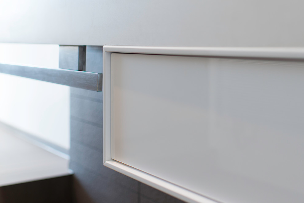 Modernes Badezimmer mit Trogwaschbecken, freistehender Badewanne, bodengleicher Dusche, Wandtoilette, braunen Fliesen, Keramikfliesen, weißer Wandfarbe und Keramikboden in Frankfurt am Main