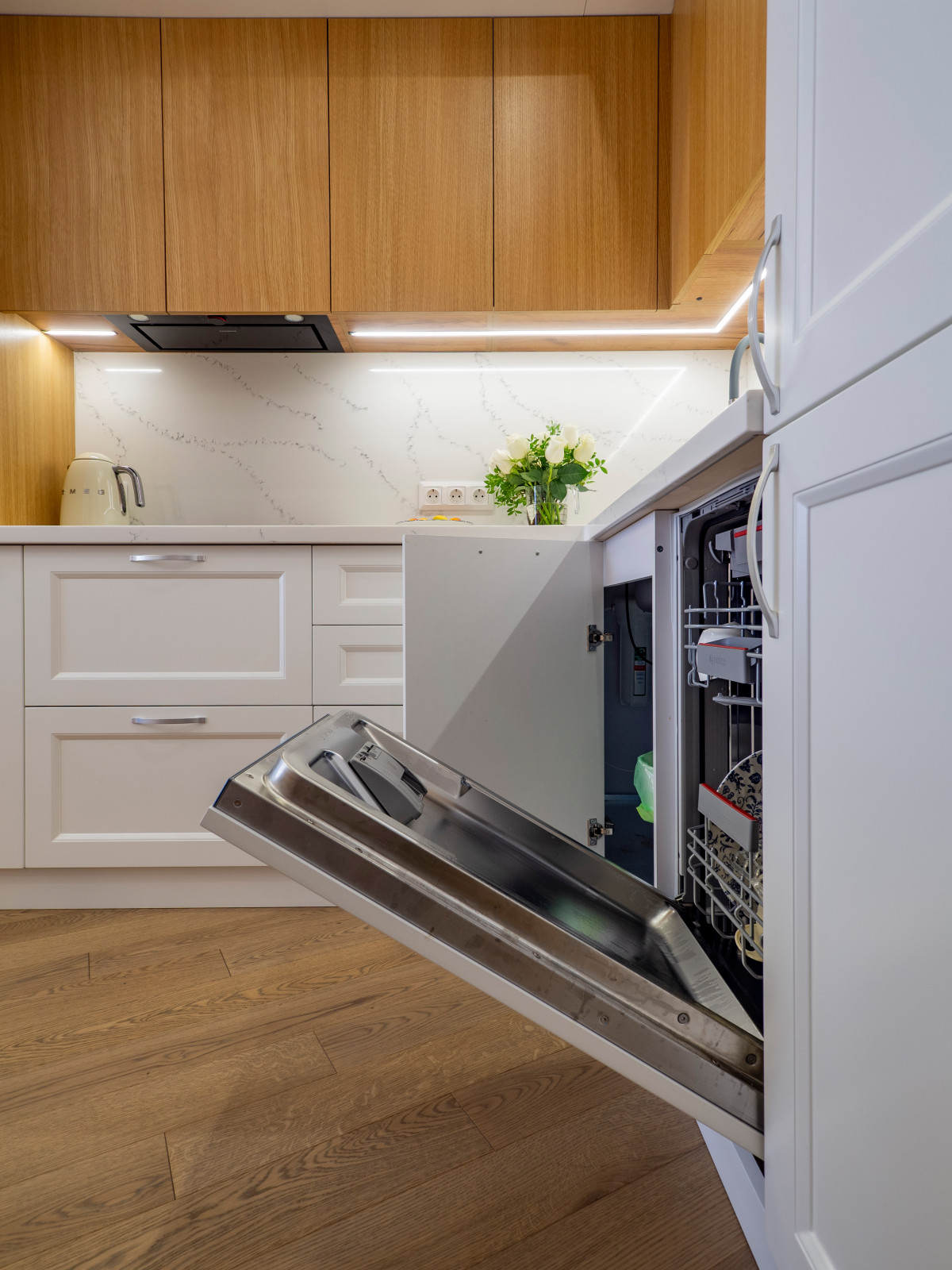 Уютная белая неоклассическая кухня с элементами под дерево