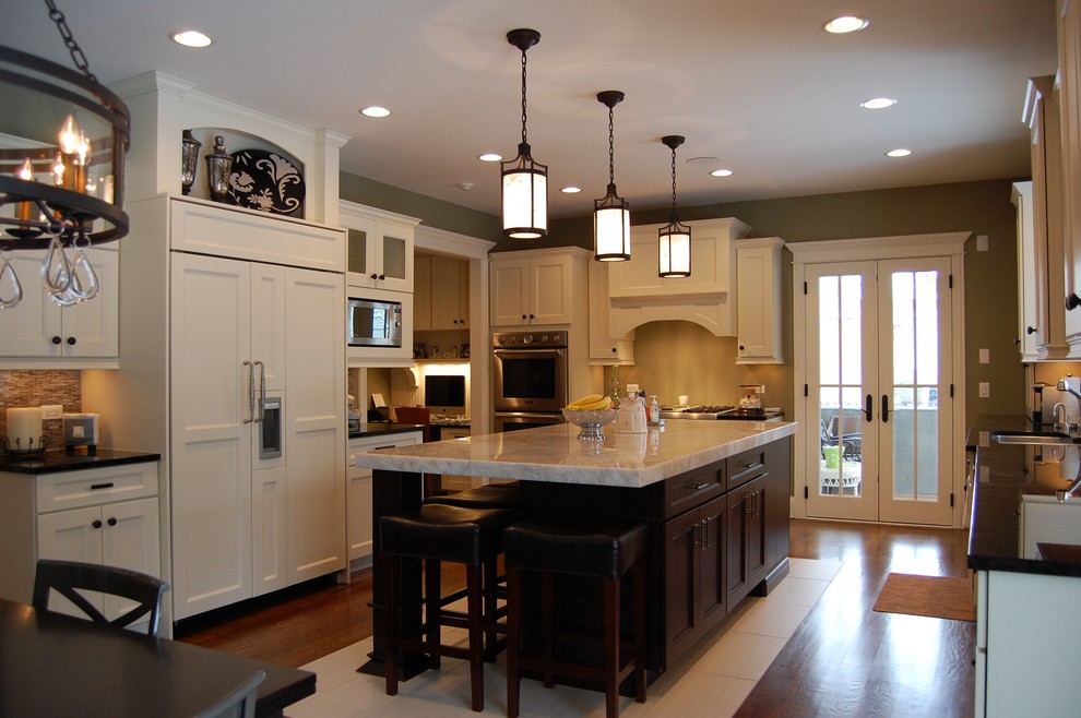 Example of a transitional kitchen design in Chicago