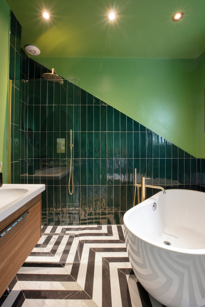 Пример оригинального дизайна: детская ванная комната среднего размера в викторианском стиле с фасадами разных видов, открытым душем, зелеными стенами, разноцветным полом, открытым душем, тумбой под одну раковину и подвесной тумбой