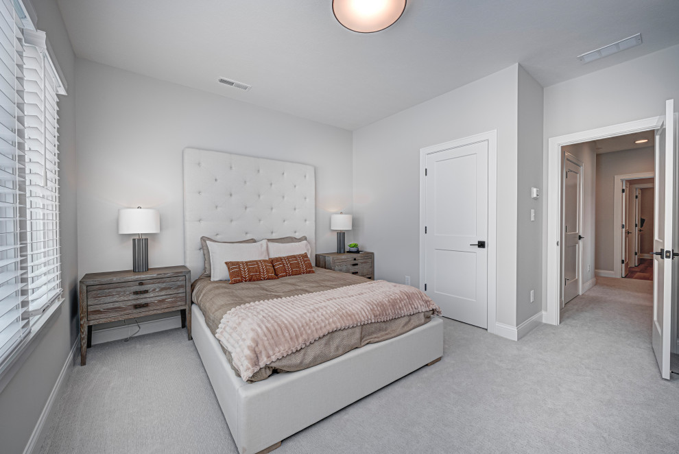 Идея дизайна: спальня среднего размера на антресоли в стиле кантри с серыми стенами, ковровым покрытием и серым полом
