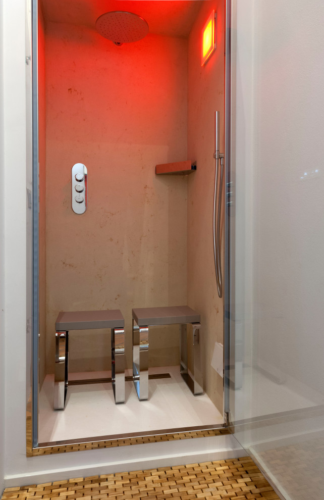 Свежая идея для дизайна: большая баня и сауна в стиле рустика с гидромассажной ванной, бежевыми стенами, кирпичным полом и оранжевым полом - отличное фото интерьера
