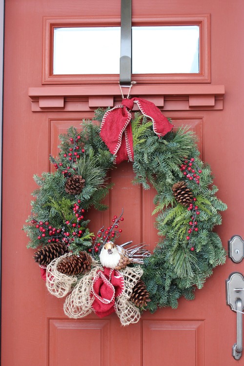 How to Decorate the Exterior of a Home for Christmas