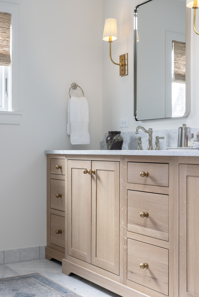 Idée de décoration pour une grande salle de bain principale tradition en bois clair avec un mur blanc, un sol blanc, un plan de toilette blanc et meuble double vasque.