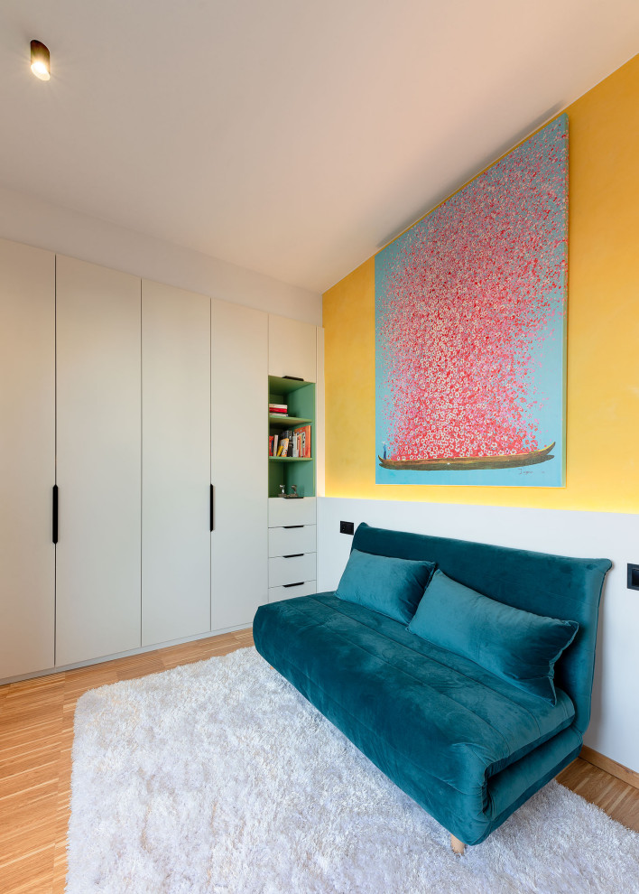 バルセロナにある小さなコンテンポラリースタイルのおしゃれな客用寝室 (黄色い壁、無垢フローリング、茶色い床) のインテリア