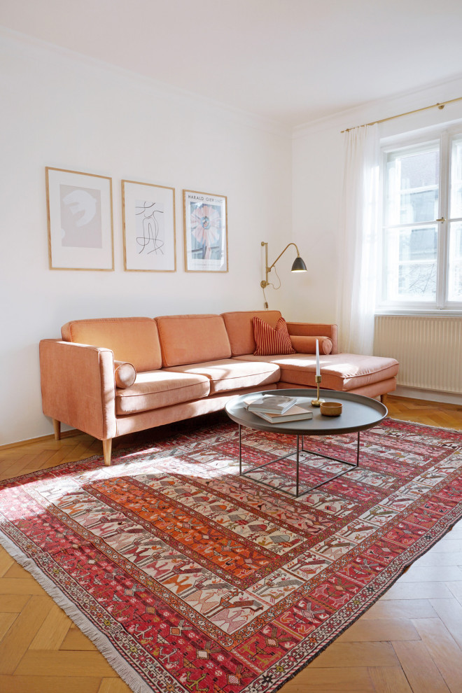 ミュンヘンにある高級な広いコンテンポラリースタイルのおしゃれな独立型ファミリールーム (ライブラリー、白い壁、カーペット敷き、テレビなし、マルチカラーの床、赤いソファ、白い天井) の写真