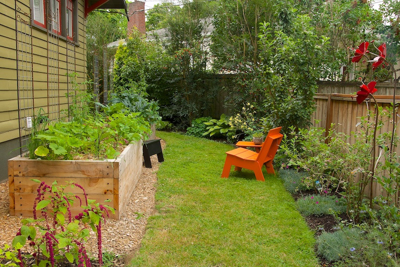 Идея дизайна: маленький солнечный, летний огород на участке на боковом дворе в стиле кантри с хорошей освещенностью и с деревянным забором для на участке и в саду