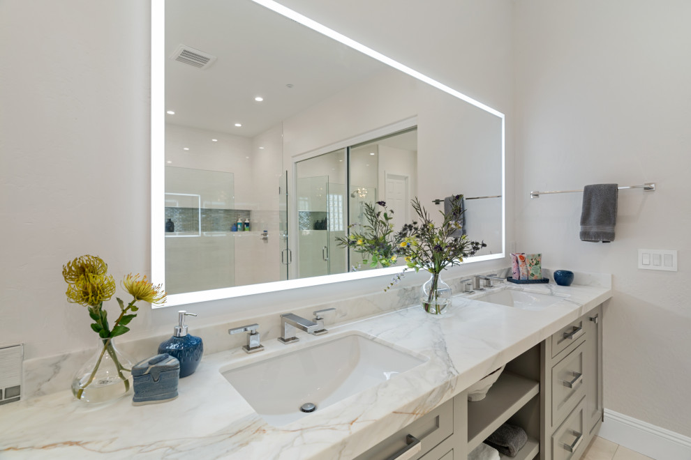 Transitional home design photo in Phoenix