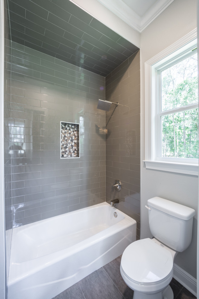 Inspiration för ett mellanstort vintage svart svart badrum för barn, med släta luckor, vita skåp, ett badkar i en alkov, en dusch/badkar-kombination, en toalettstol med hel cisternkåpa, grön kakel, glaskakel, grå väggar, klinkergolv i keramik, ett undermonterad handfat, granitbänkskiva, grått golv och dusch med duschdraperi