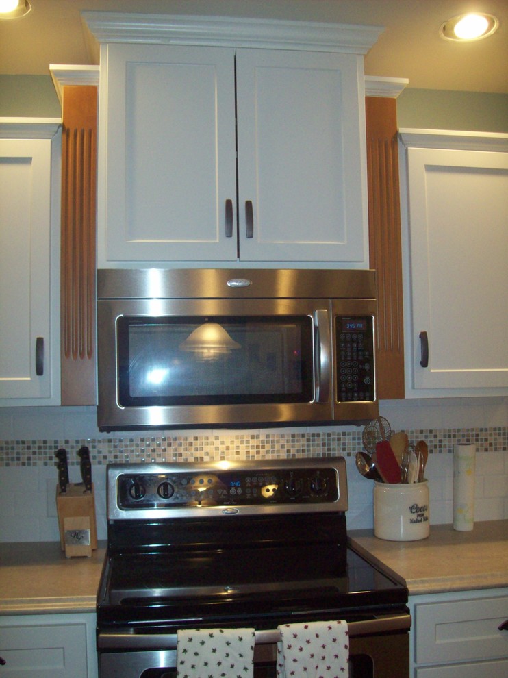 Kitchen - transitional kitchen idea in Columbus