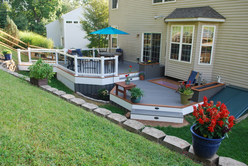 Design ideas for an arts and crafts deck in Philadelphia.