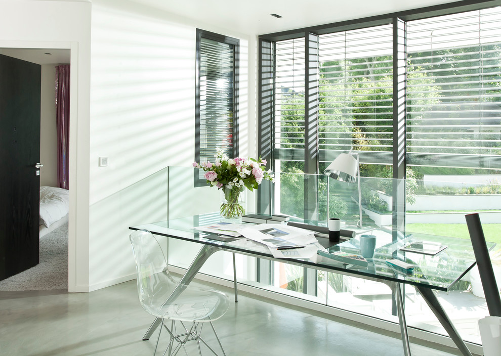 Home office - modern home office idea in New York