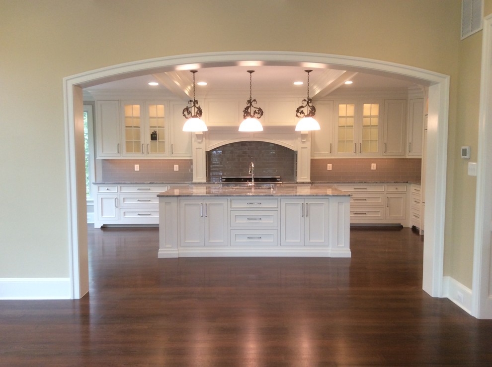 Kitchen - kitchen idea in Chicago