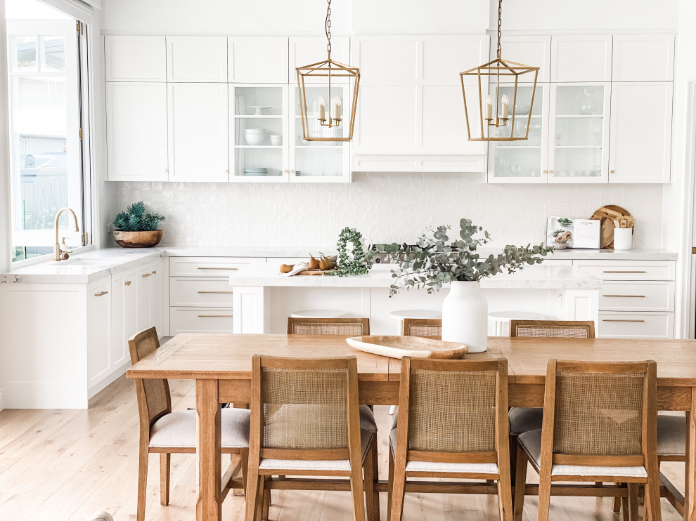 Immagine di una grande cucina con lavello sottopiano, ante in stile shaker, ante bianche, paraspruzzi bianco, parquet chiaro e soffitto a cassettoni