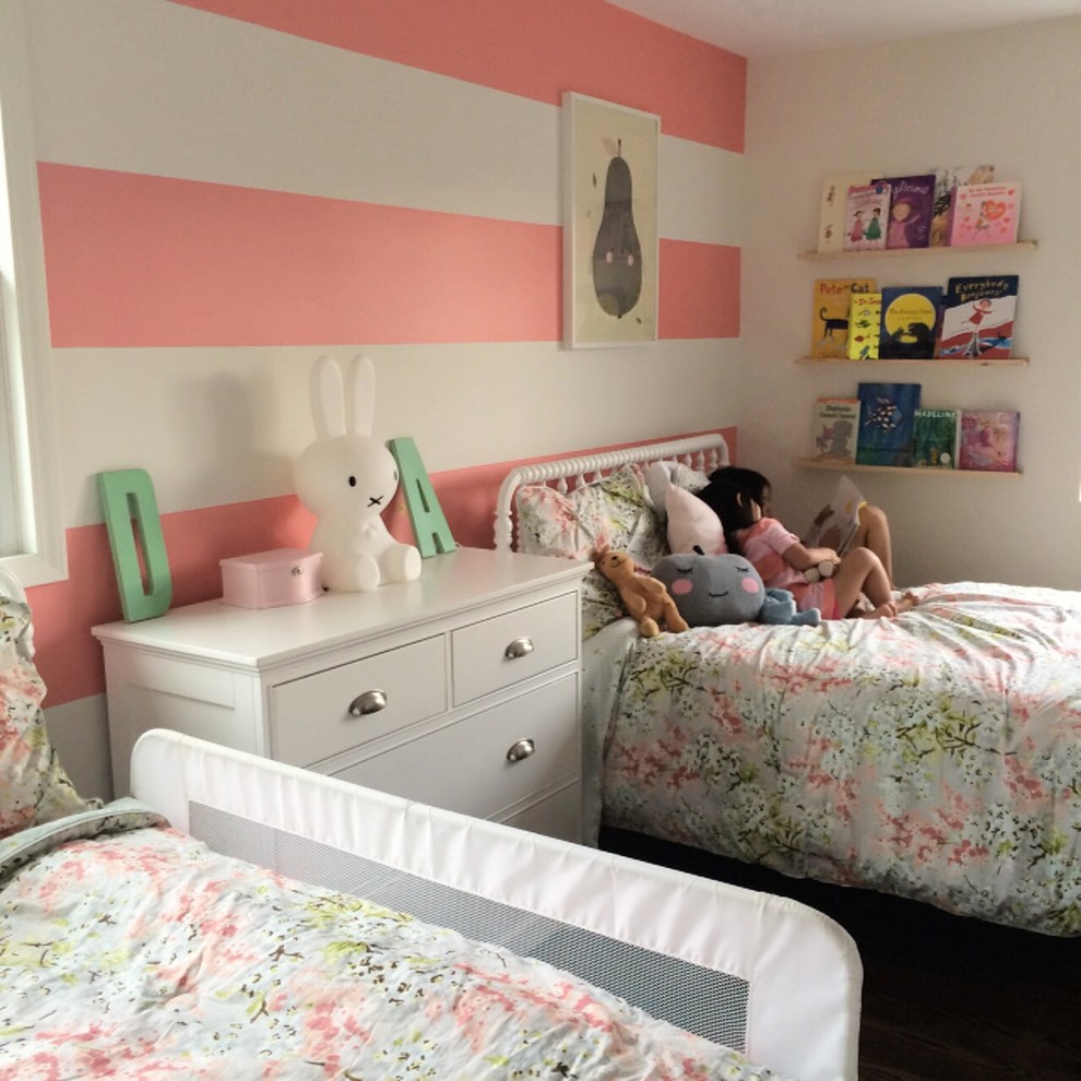 Photo of a small transitional kids' bedroom for kids 4-10 years old and girls in Chicago with dark hardwood floors and multi-coloured walls.