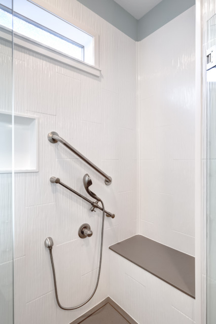 Accessible Master en Suite Addition modern-badezimmer