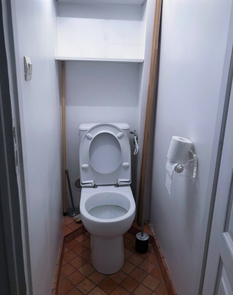 Inspiration pour un petit WC suspendu traditionnel avec un placard à porte plane, des portes de placard blanches, un mur blanc, un sol en carrelage imitation parquet, un sol gris, meuble-lavabo suspendu et différents habillages de murs.