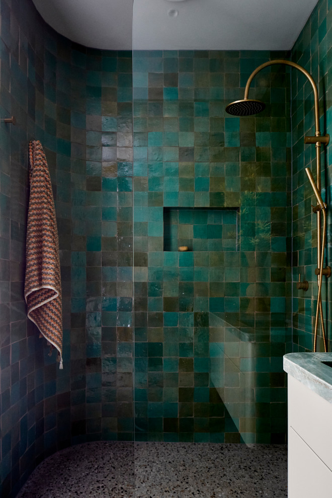 Idéer för mellanstora funkis grönt badrum, med släta luckor, gröna skåp, en öppen dusch, en vägghängd toalettstol, grön kakel, keramikplattor, gröna väggar, betonggolv, ett integrerad handfat, marmorbänkskiva, beiget golv och med dusch som är öppen