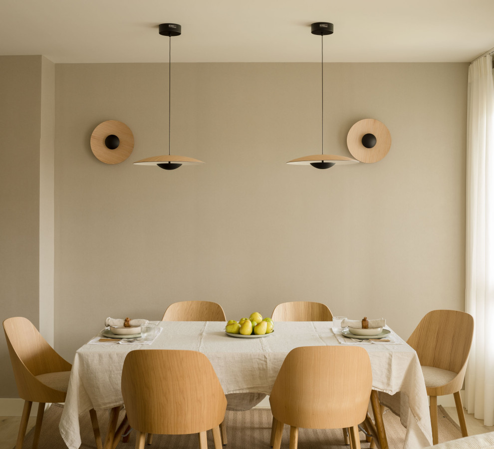 Ejemplo de comedor clásico renovado de tamaño medio abierto sin chimenea con paredes beige, suelo laminado, papel pintado y cortinas