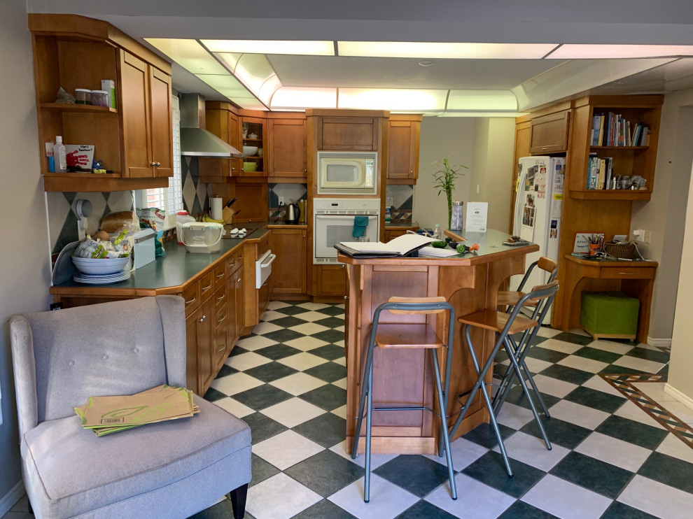 Transitional kitchen photo in Toronto