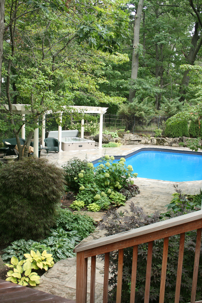 Transitional pool photo in Toronto