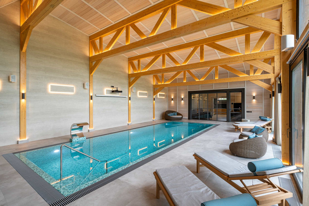 Modelo de piscina contemporánea grande interior y rectangular
