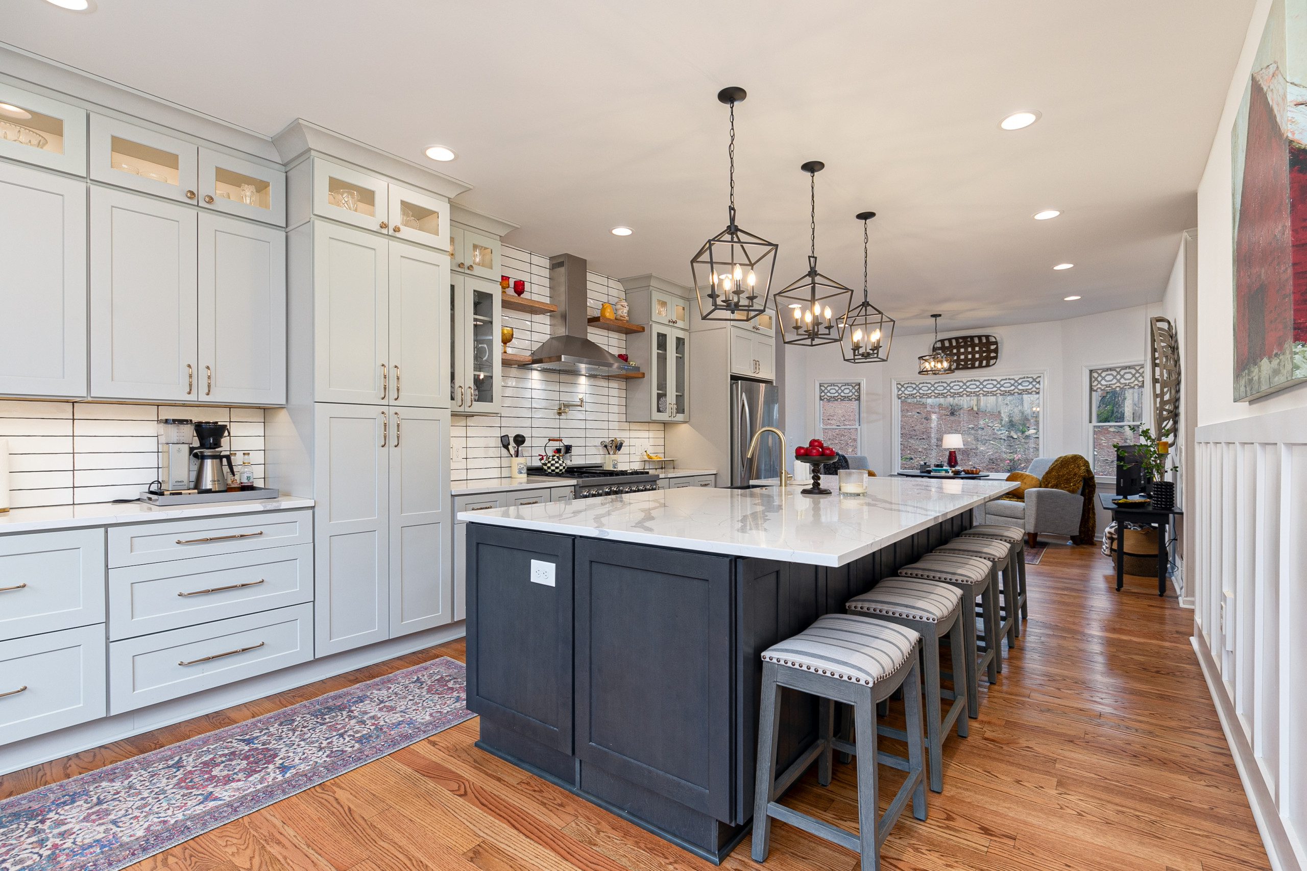 Modern kitchen/ Breakfast Area