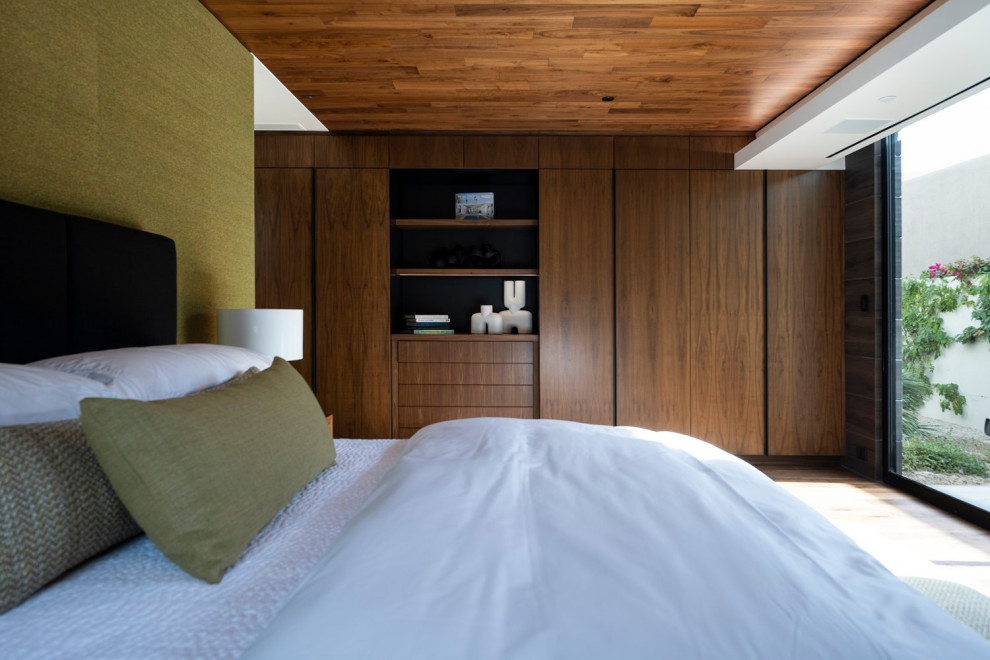 Идея дизайна: гостевая спальня среднего размера, (комната для гостей) в стиле модернизм с желтыми стенами, бежевым полом и многоуровневым потолком