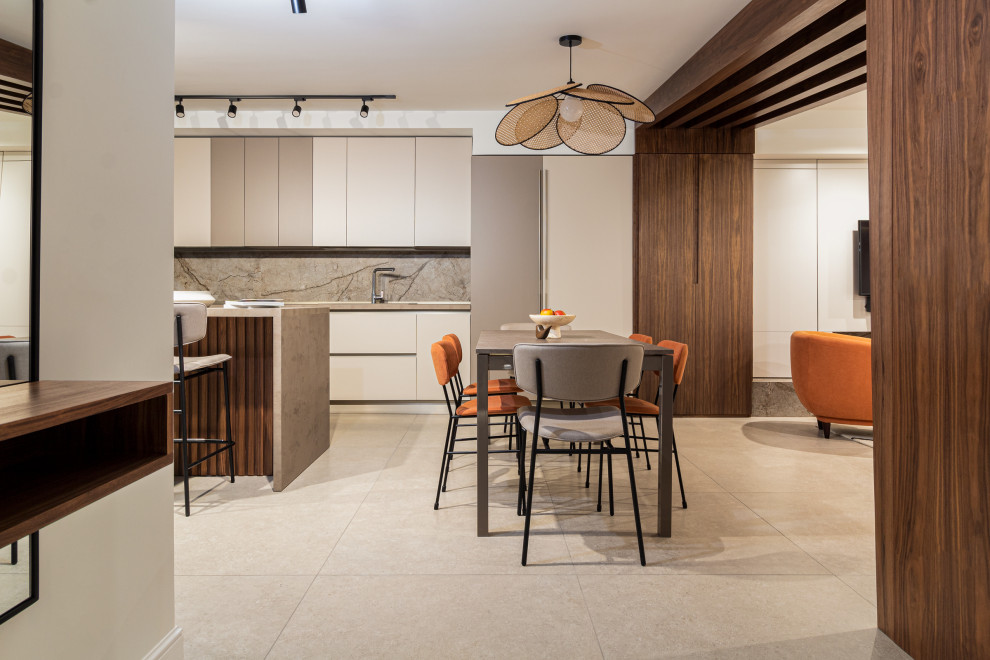 Idee per una sala da pranzo aperta verso il soggiorno minimal di medie dimensioni con pareti bianche, pavimento in gres porcellanato, cornice del camino piastrellata e pavimento beige