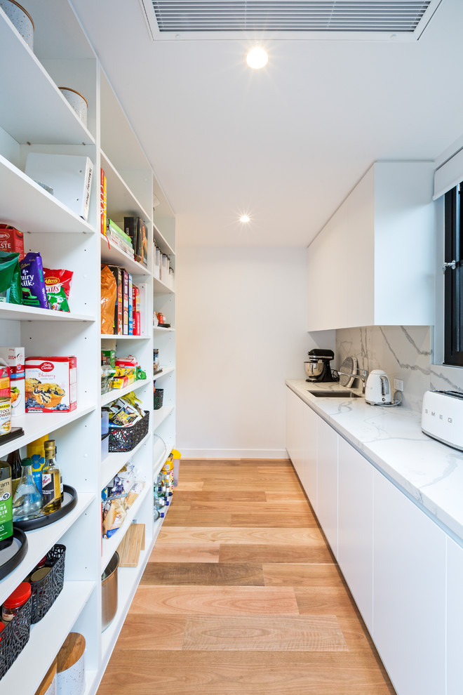 This is an example of a contemporary kitchen in Melbourne.