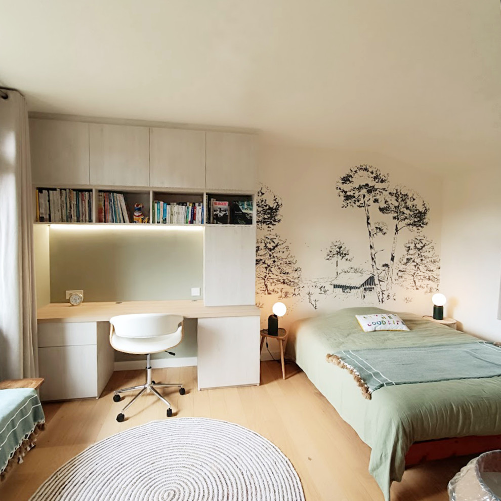 Aménagement d'une chambre avec un espace bureau